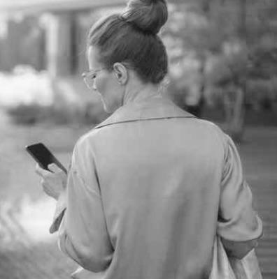 a woman holding a phone, fertilitet, skip-lazy