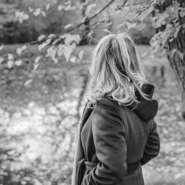 a woman standing near a tree, fertilitet, skip-lazy